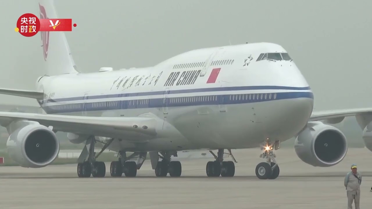 Сі Цзіньпін прибув до Ханоя, щоб розпочати державний візит до Соціалістичної Республіки В’єтнам