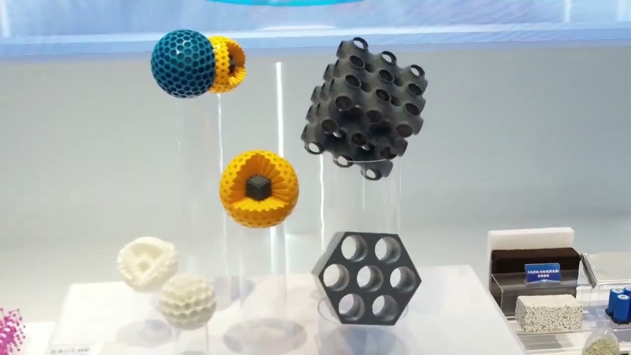 Сі Цзіньпін відвідав виставку досягнень Шанхаю в галузі науково-технічних інновацій