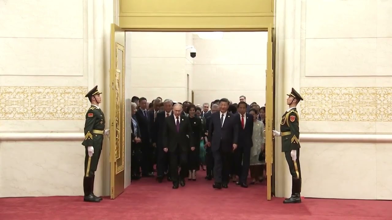 Сі Цзіньпін влаштував банкет на честь почесних гостей, які прибули на Форум у рамках “поясу та шляху”