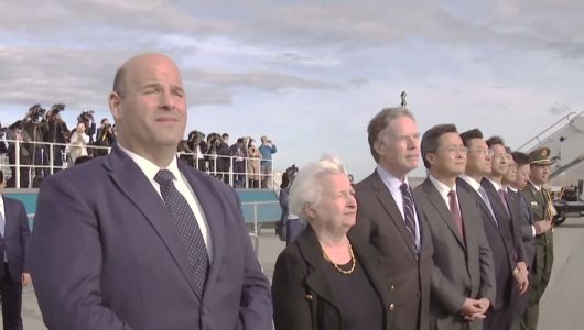 Сі Цзіньпін вийшов з салону літака, і низка високопоставлених держслужбовців США привітали його в аеропорту