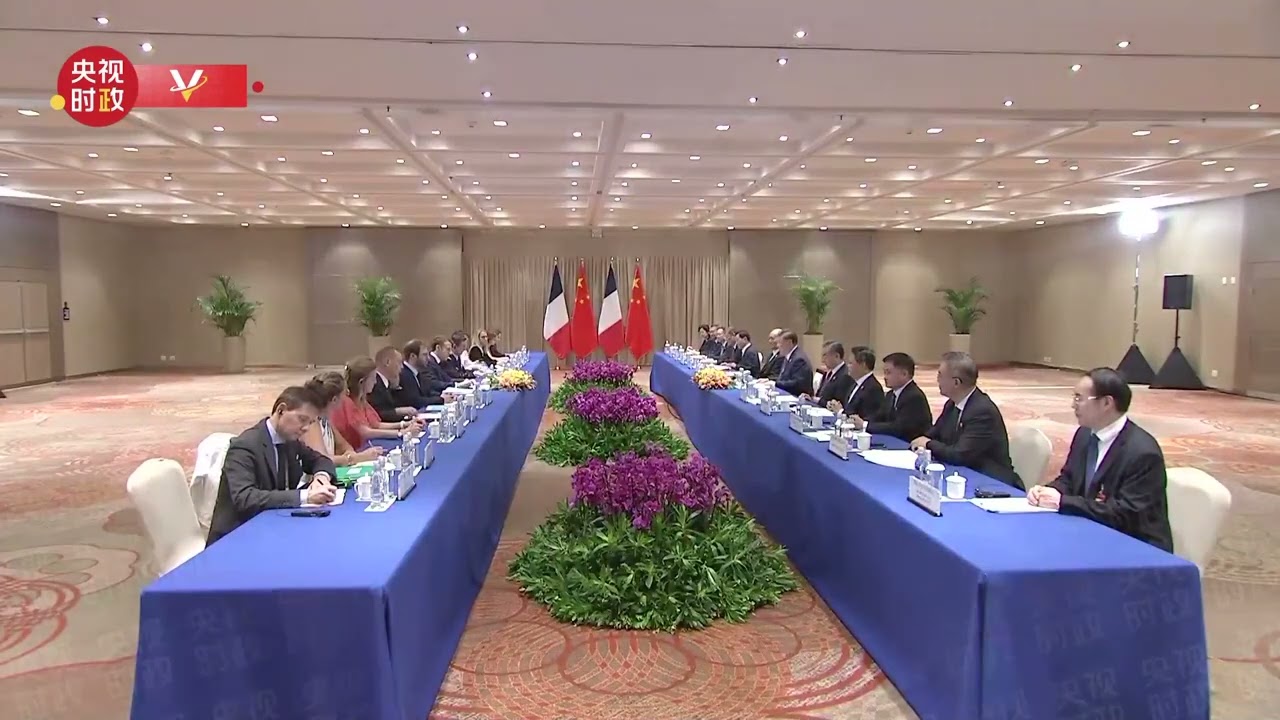 Сі Цзіньпін зустрівся із президентом Франції