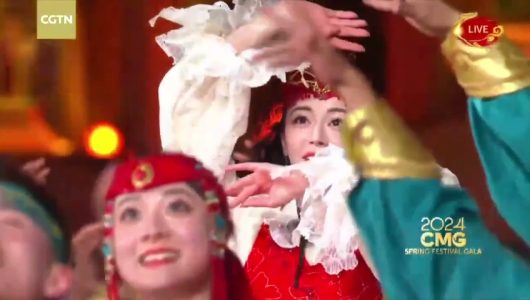 【Супер ніч CGTN — спеціальний випуск до свята Весни 2024 року】Студія в Кашгарі (Сіньцзян) “Танцювальна музика Сіньцзяна”