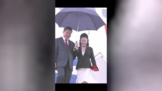 Тримаючись за руку, разом — сім’я і країна