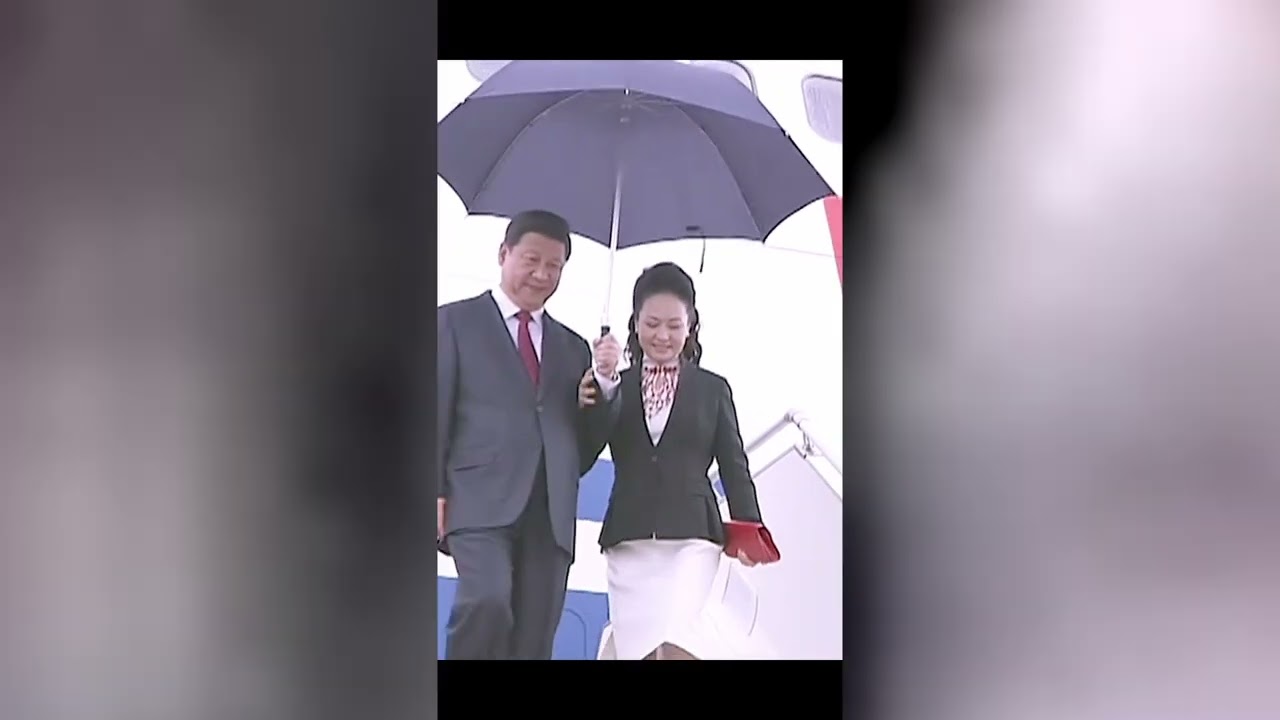 Тримаючись за руку, разом — сім’я і країна