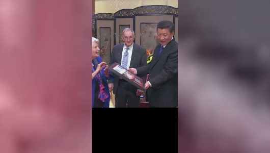 Тримаючись за руки