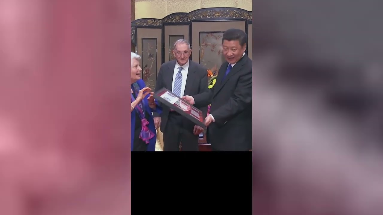 Тримаючись за руки