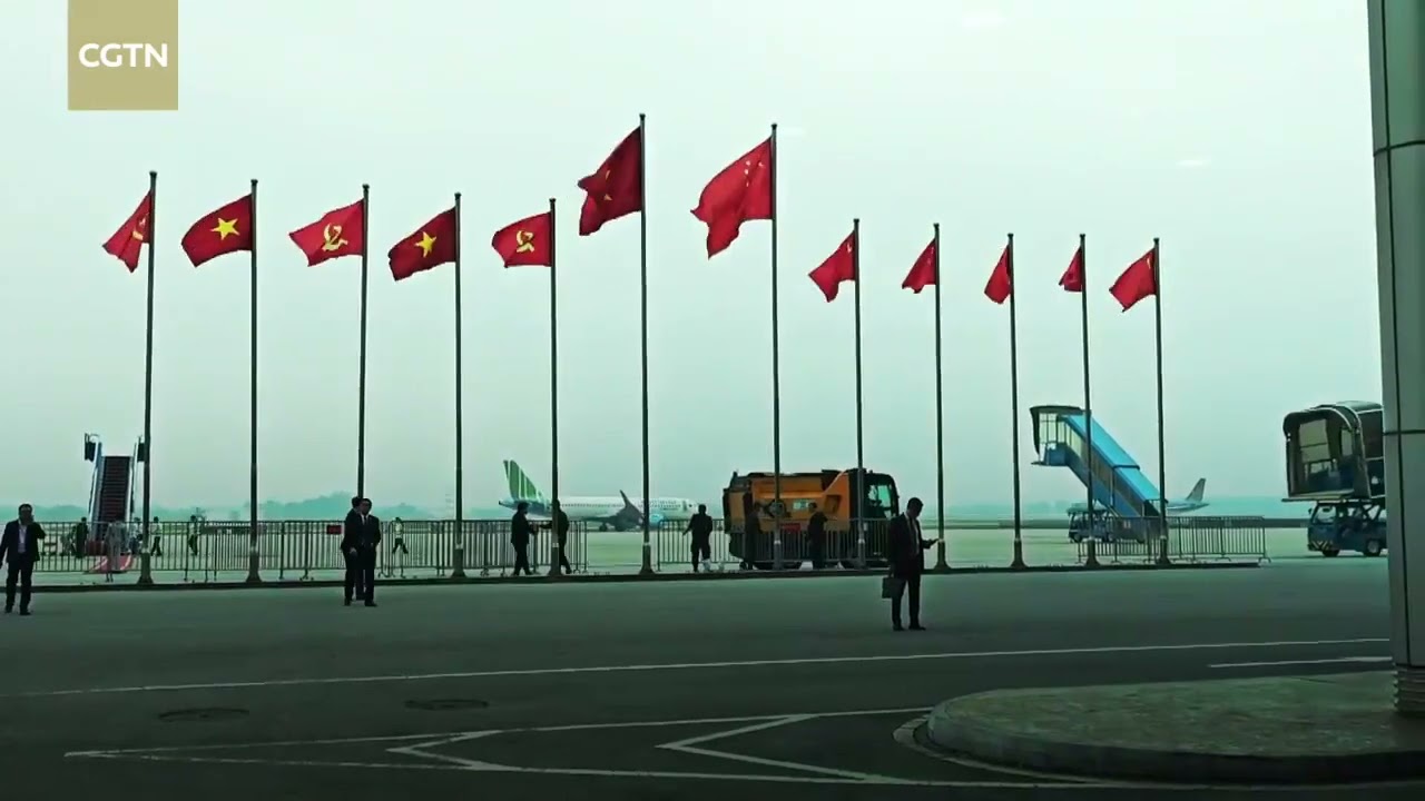 В аеропорті багато людей сердечно вітають візит Сі Цзіньпіна