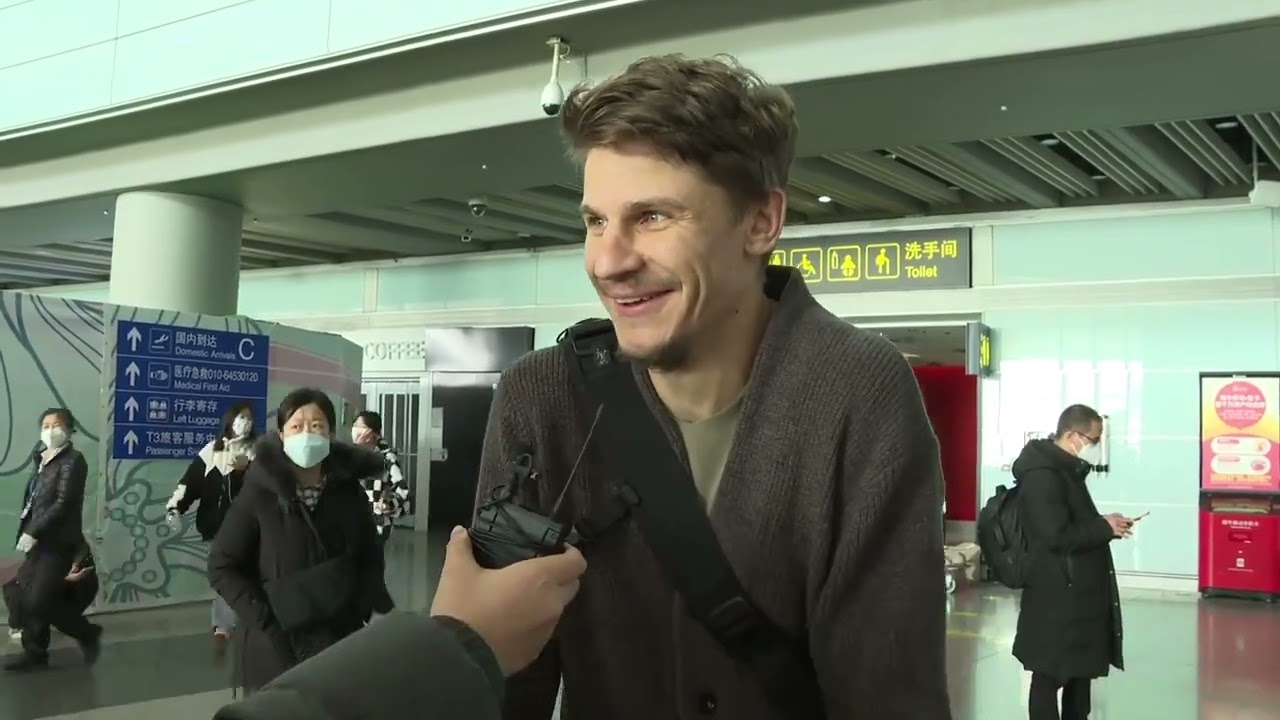 Яка ситуація в пекінському аеропорту в перший день після скасування карантинних обмежень для пасажирів, які прибувають з-за кордону?