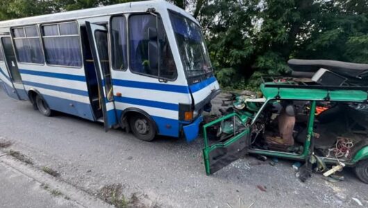Під Києвом водій ВАЗу в’їхав в автобус: трагічна втрата життя дитини
