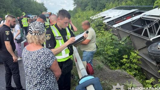 В Хмельницькій області сталася аварія з туристичним автобусом, в якому подорожували 54 захисники України