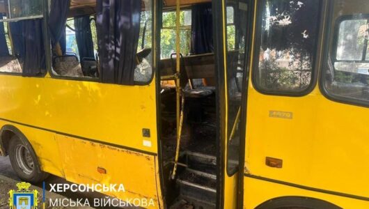 Окупанти знову завдали удару: дрон РФ атакував маршрутку в Херсоні, є жертви