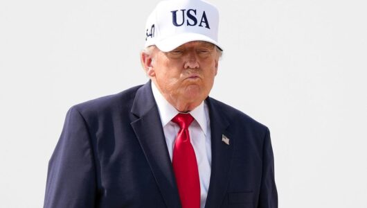 Трамп презентує макет нової банкноти з власним підписом