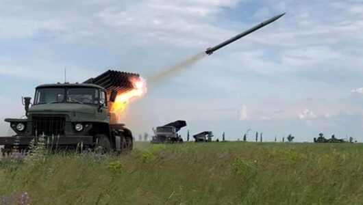 Окупант посилює тиск на три фронти