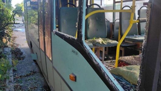 Окупанти вчинили підлий напад на маршрутку та зупинку у Херсоні