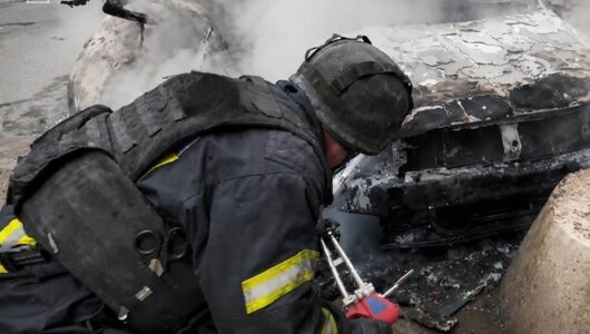 Окупанти вранці обстріляли магазин і автівки в Херсоні: є постраждалі