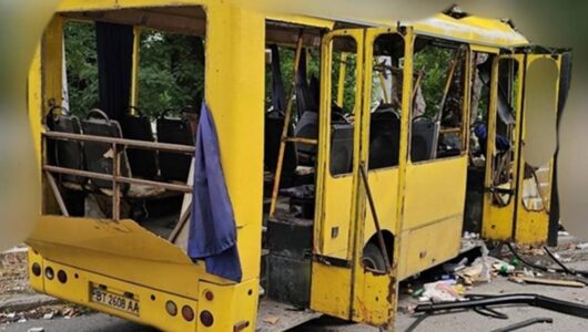 Окупанти атакували маршрутку у центрі Херсона: серед постраждалих — мирні жителі