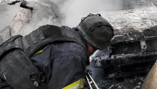 Окупантські дрони вчергове атакували Херсон: троє українців отримали поранення