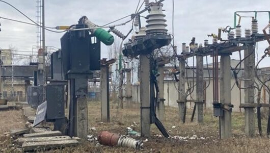 Внаслідок обстрілів окупантами: нові відключення електроенергії в п’яти областях України