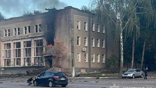 Окупанти завдали удару по центру Мени на Чернігівщині: 12 поранених, серед них діти
