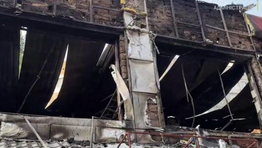 Окупанти завдали удару по центру Херсона: вогонь знищив магазини
