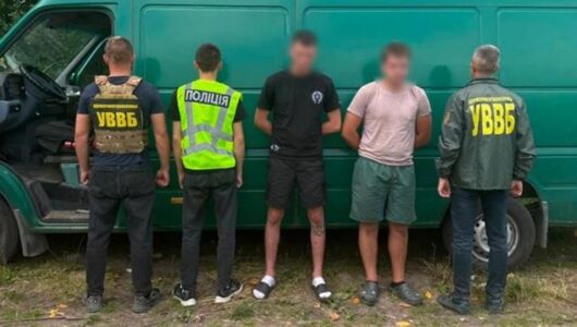 В коробках з-під бананів за 11 тисяч доларів: викрита схема для ухилянтів
