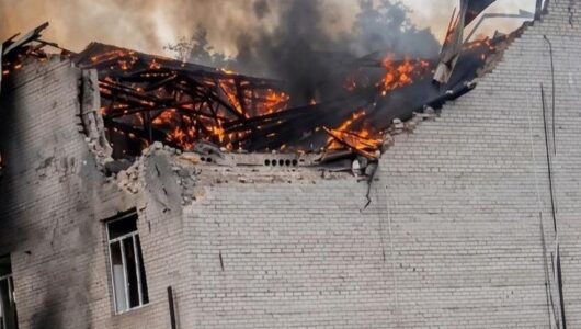 Окупанти двічі вдарили по бізнес-центру в Лозовій: постраждало 10 людей